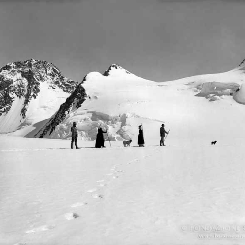 Sua Maestà la Regina Margherita e il suo seguito sul Lysjoch, Dofourspitze, punta Gnifetti, 18 agosto 1863 (Foto Archivio Fondazione Sella)